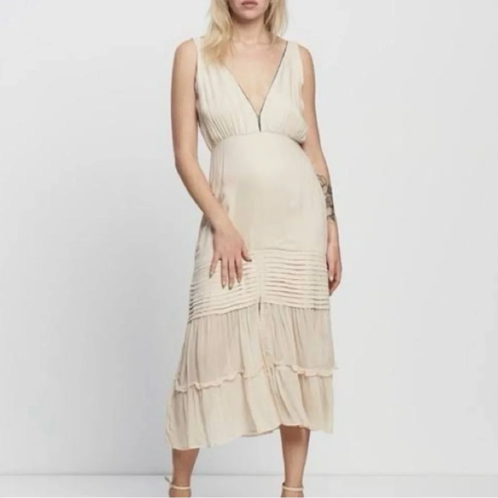 Aura sleeveless neck